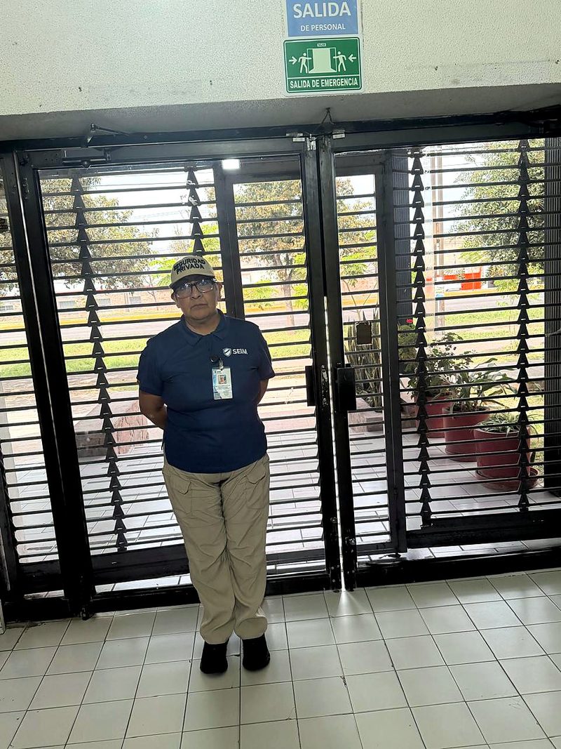 Guardia de seguridad SEIM resguardando la entrada de unas instalaciones