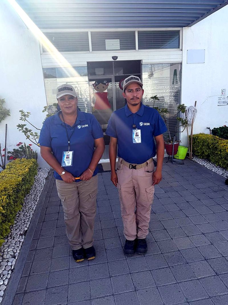 Dos guardias de seguridad SEIM en el acceso de una empresa